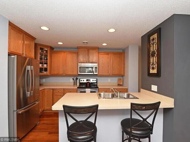 Foto del edificio - 3 Bedrooms | Loft | Upper-Level Laundry | 3-Sided Fireplace | Woodbury