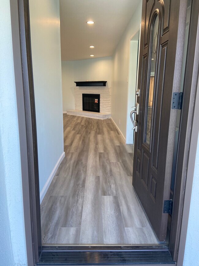 Entrada - 7711 Van Noord Ave