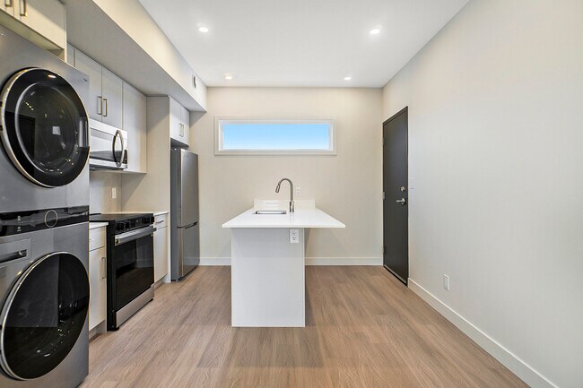 Photo du bâtiment - 1261 Summerville Av