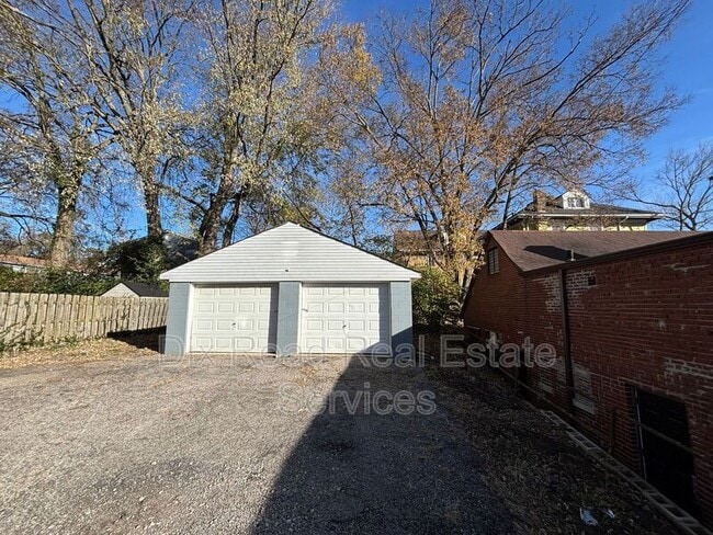 Building Photo - 810 Sunset Ave