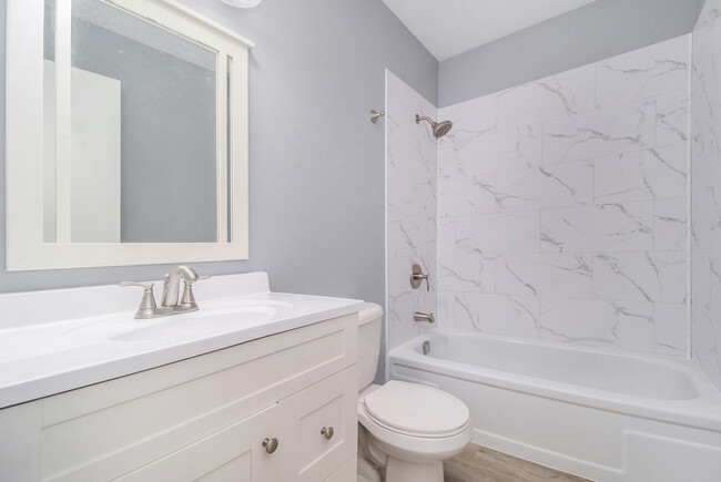Bath - 2039 Inverway Ct
