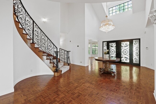 Building Photo - 2355 Skyfarm Dr