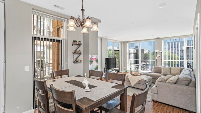 Foto del edificio - 1572 Maple Ave