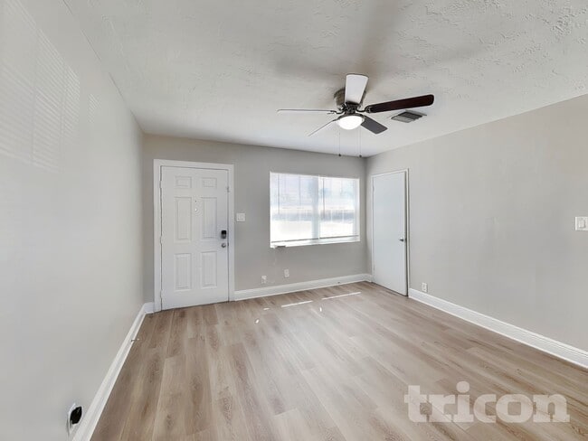 Building Photo - 3909 W Wallace Ave