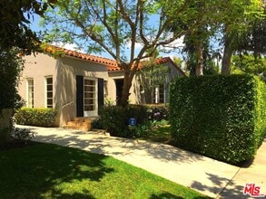 Building Photo - 9019 Rosewood Ave