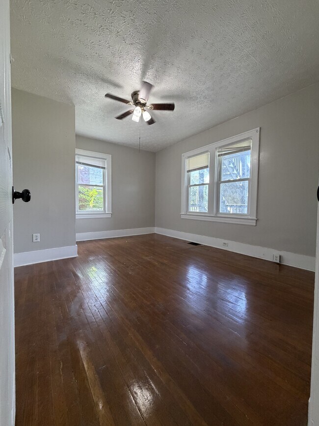 Building Photo - 724 S 38th St