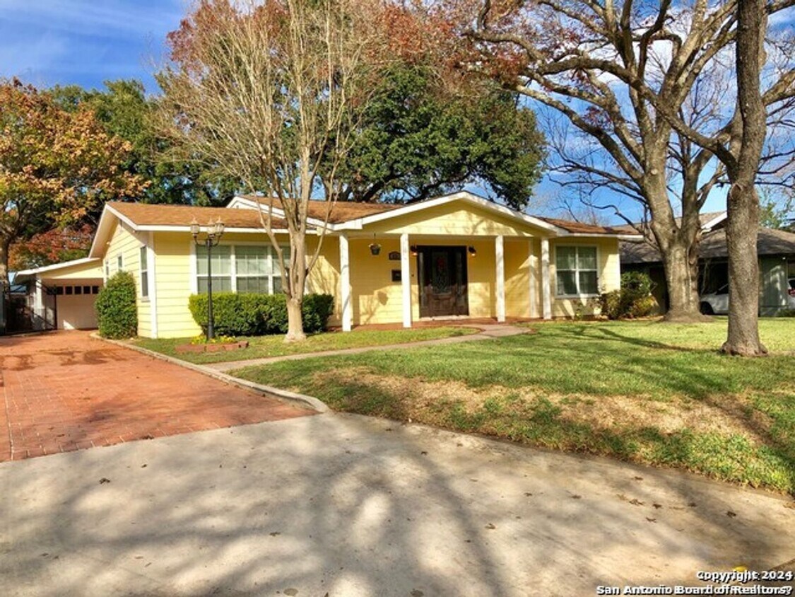 3 Bedroom/3 Bath Alamo Heights Subdivision House Rental in San Antonio, TX