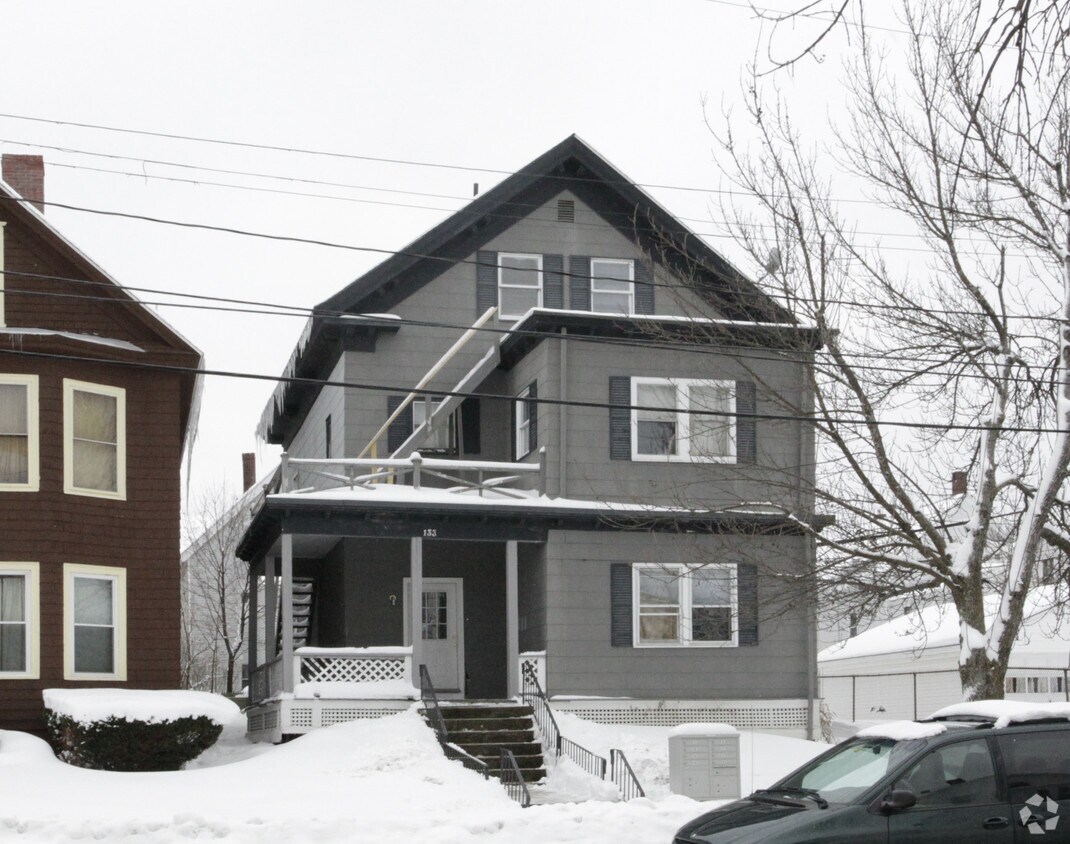 Building Photo - 133 College St