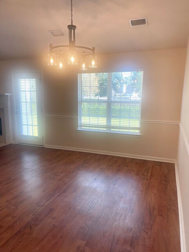 Foto del edificio - 4 bedroom! Fenced Yard! Newly painted! Com...