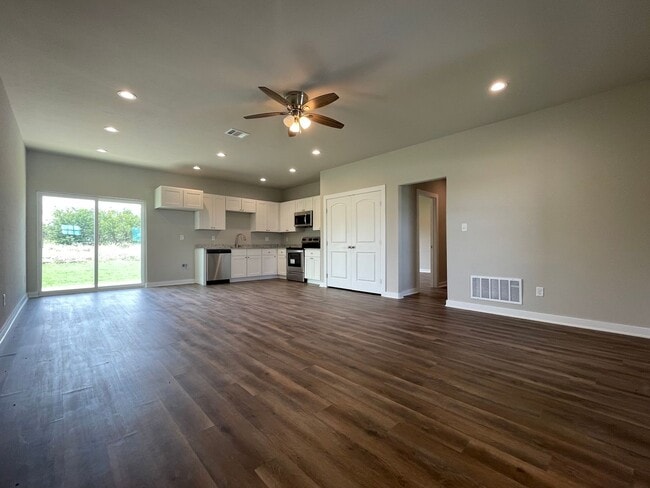 Building Photo - Brand 3 BR / 2 BA Home in Corsicana!