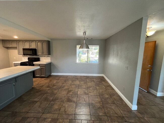 Building Photo - SW Visalia Home coming soon!!