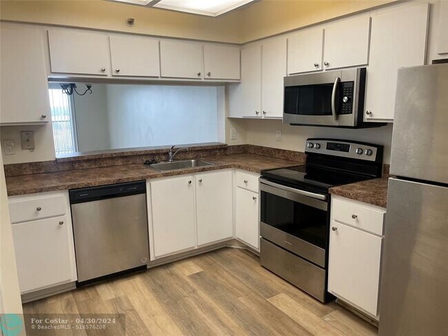 Building Photo - 2200 S Cypress Bend Dr