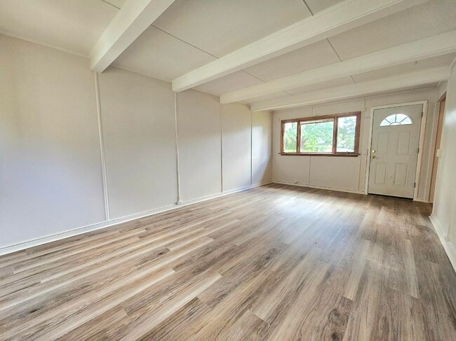 Building Photo - 142 Heberle Rd