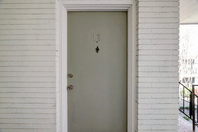 Foto del edificio - 1645 W Main St