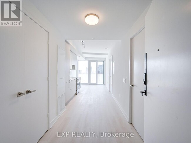 Photo du bâtiment - 3900-3900 Confederation Pkwy
