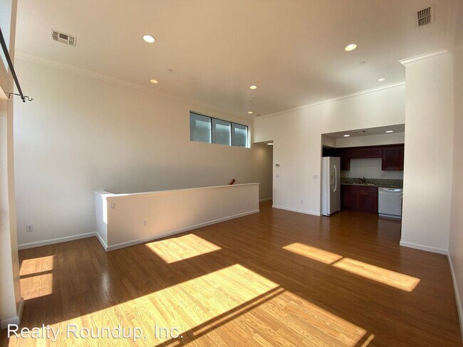 Building Photo - 2 br, 2.5 bath House - 142 4th St