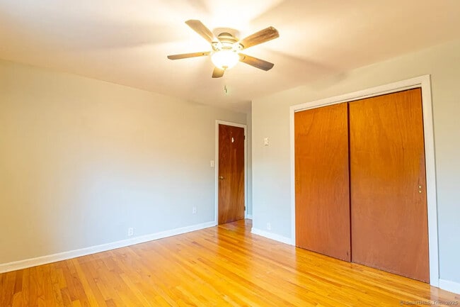 Building Photo - 405 Noank Ledyard Rd