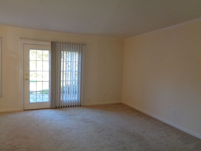 Building Photo - Peacehaven/Sherwood Forest Townhouse