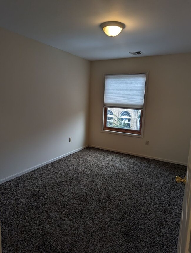 Building Photo - 128 W 4th St