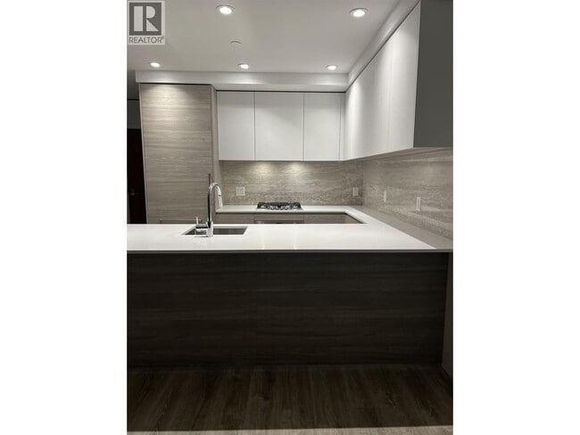 Building Photo - 680 Quayside Dr