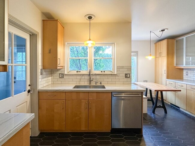 Building Photo - 2315 N Flower St