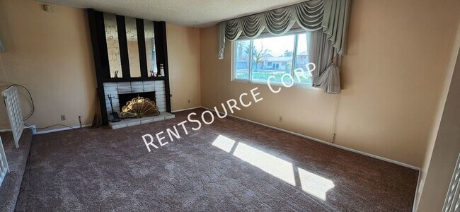 Building Photo - 3 Bedroom 2 Bathroom Single Story home for...