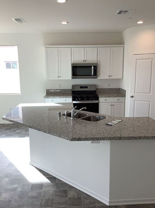 Building Photo - NEW-BUILT 4-Bed/2 Bath Home with Spacious ...