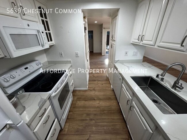 Building Photo - 5639 Chestnut Common