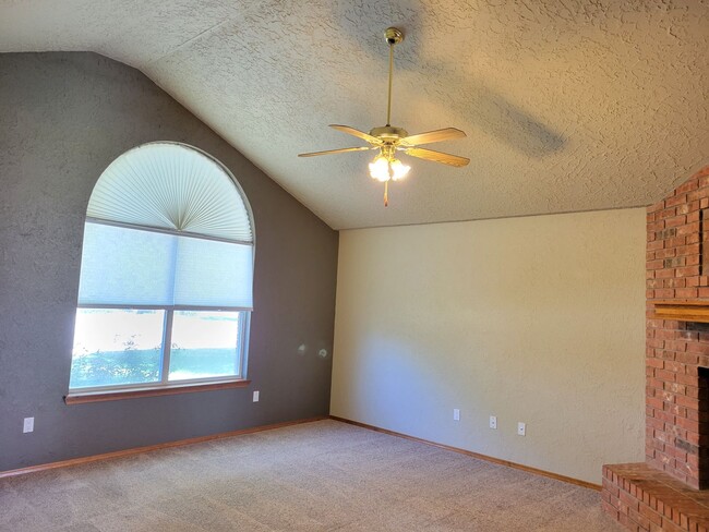 Foto del edificio - GREAT HOME IN NORTHEAST CLOVIS NEAR MESA S...