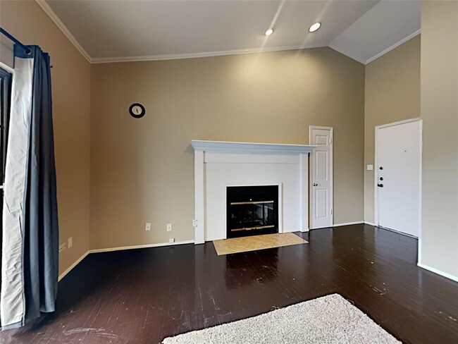 Building Photo - 2700 Silver Creek Dr