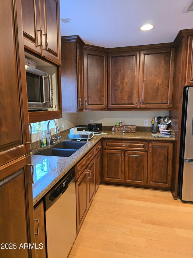 Foto del edificio - 1128 E Rowlands Ln