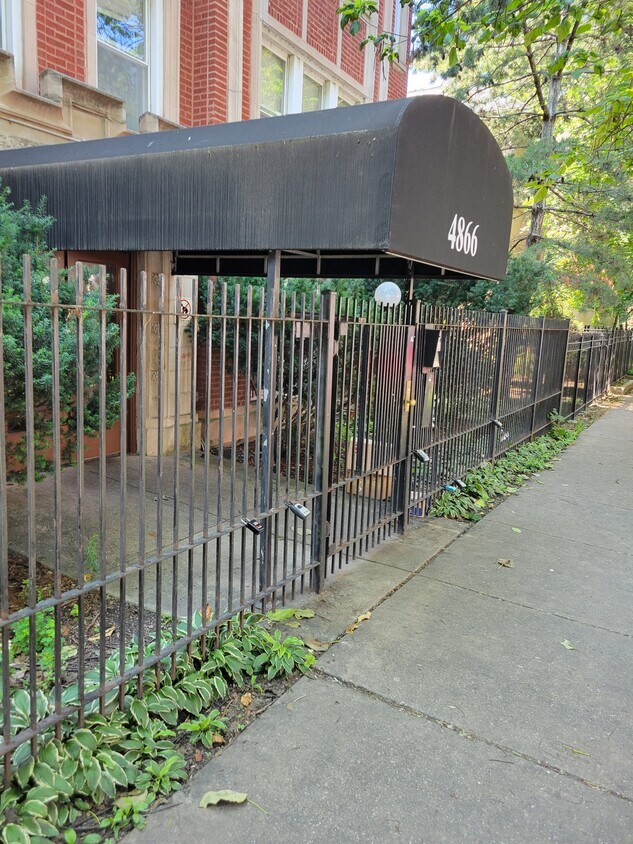 Foto del edificio - 4866 N Magnolia Ave
