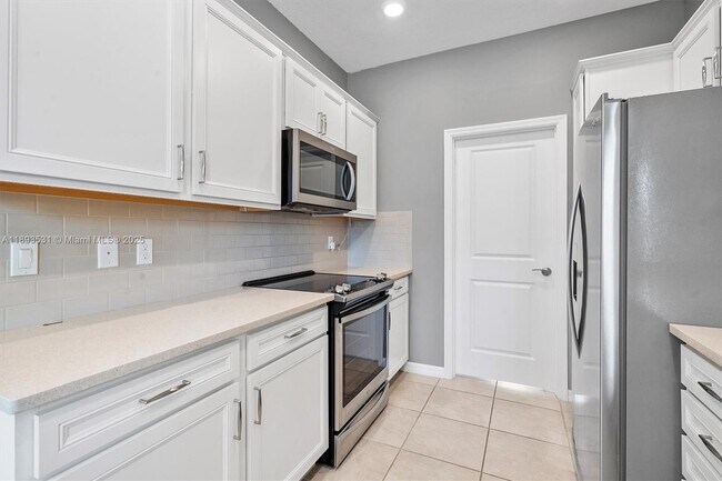 Foto del edificio - 1240 Eucalyptus Dr