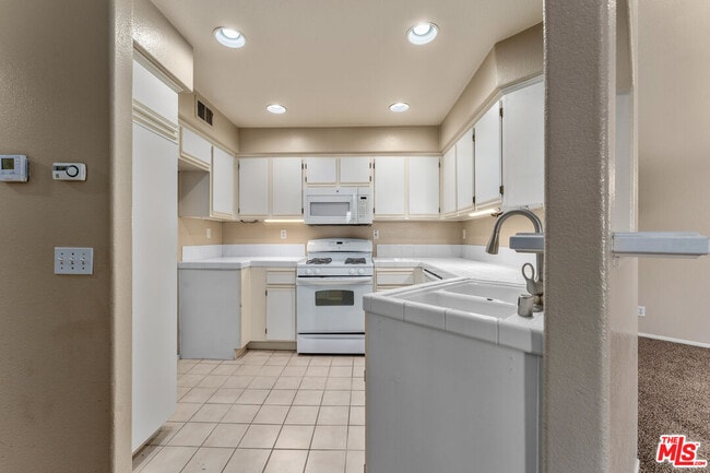 Building Photo - 1010 S Farralon Ln