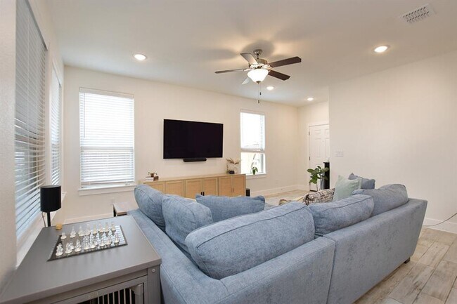 Building Photo - 424 Parkline Dr