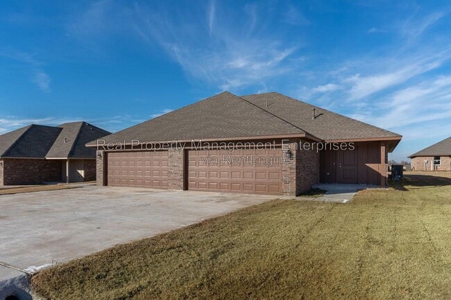 Building Photo - 1308 E Cavanaugh St