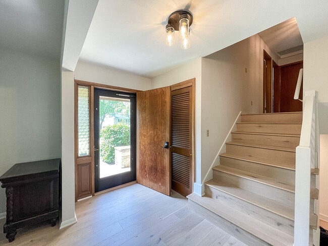 Foto del edificio - 6211 Fisher Ln
