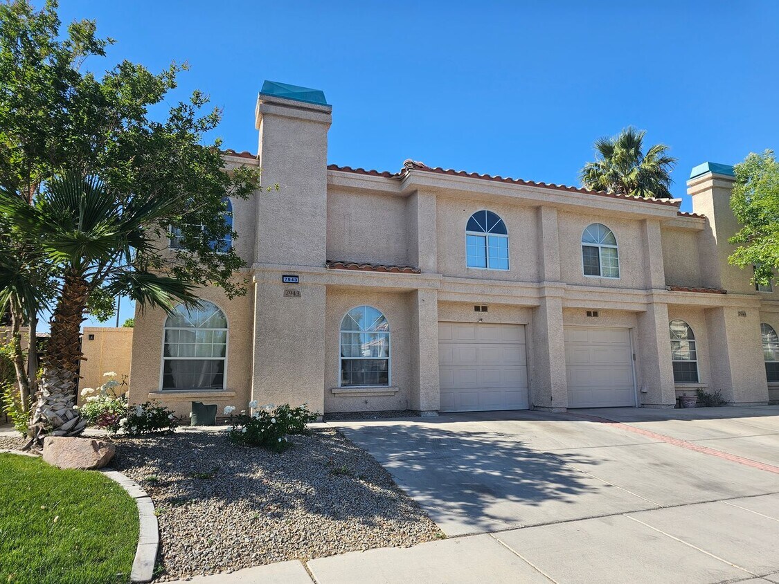 Primary Photo - Beautiful Townhome For Rent