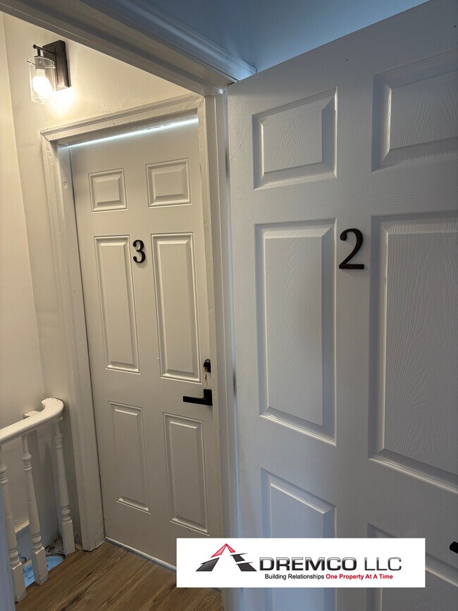 Entrada - 6216 Elmwood Ave