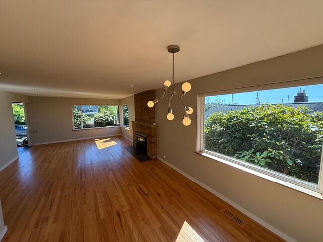 Foto del edificio - Stunning 4 Bed 4 Bath Home Steps from Golden Gardens in Ballard with MIL Suite
