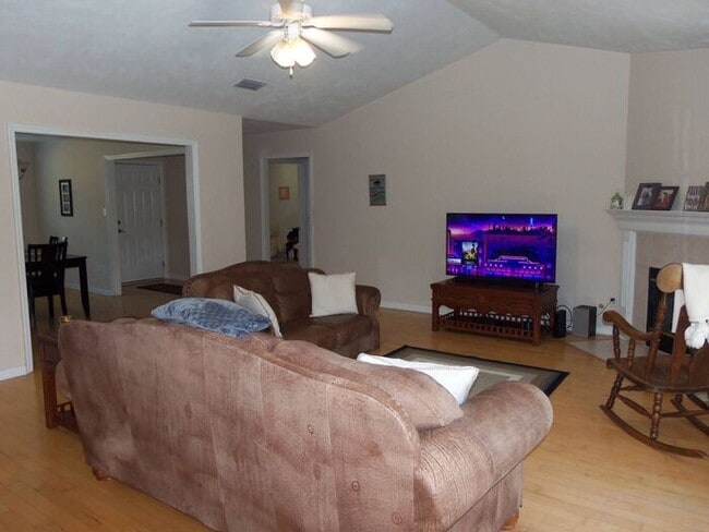Foto del edificio - 3bedrooms 2baths 2 car garage in Centervil...