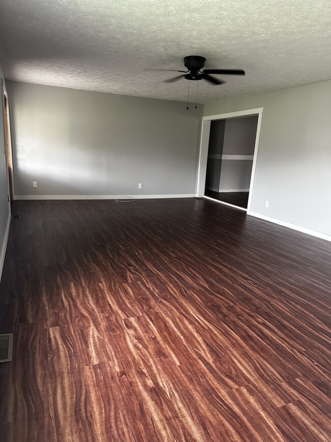 Foto del edificio - 2325 Sharkey Rd