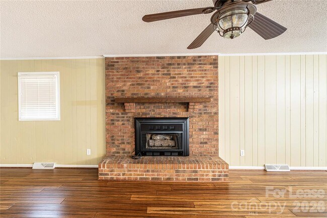 Foto del edificio - 24752 Kates Dr