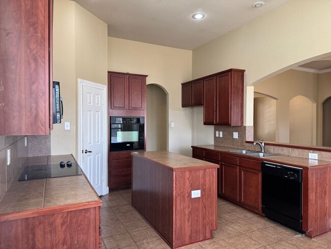 Foto del edificio - Beautiful 4 Bed/3 Bath Home For Lease In Z...