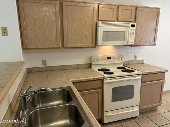 Building Photo - 5675 N Camino Esplendora