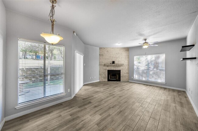 Foto del edificio - 2450 Wickersham Ln