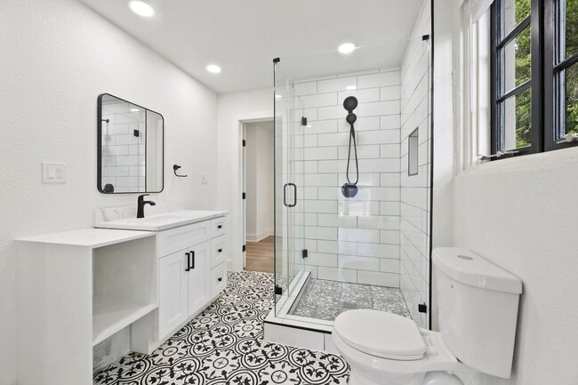 Building Photo - 6 BED 4 BATH + plus study and game room fu...