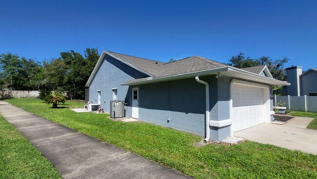 El lado de la casa conduce al sendero - 1267 Little Oak Cir