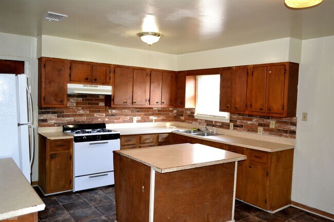 Building Photo - 3 br, 1 bath House - 2205 Staunton Dr