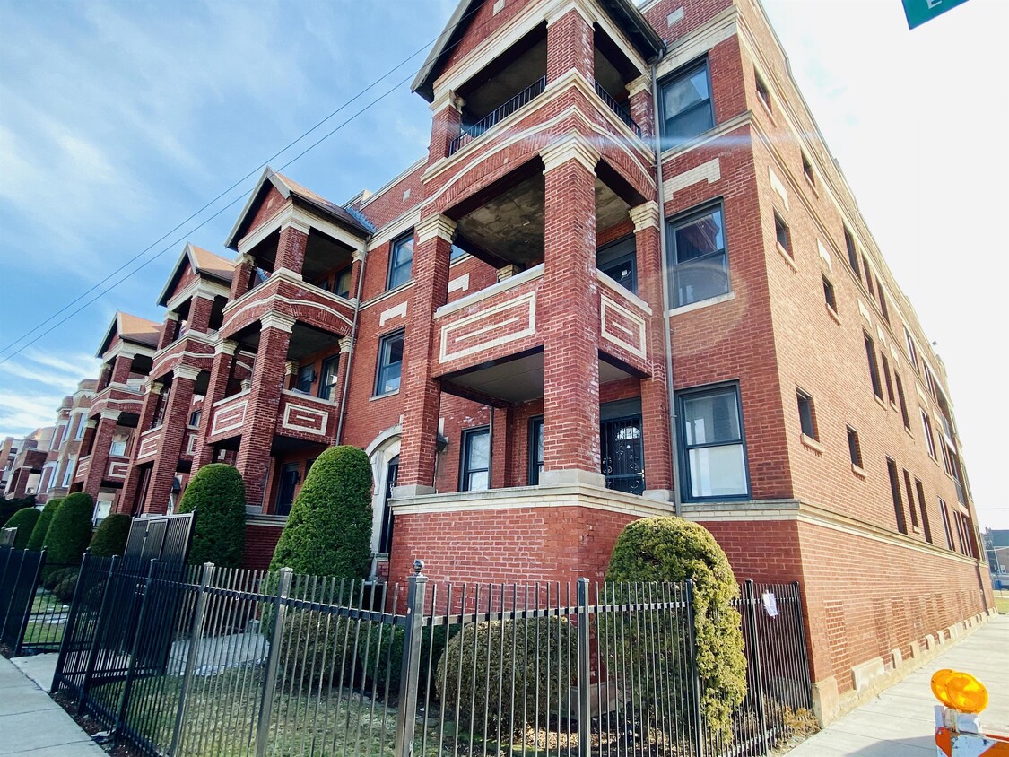 Primary Photo - 6509 S Blackstone Ave